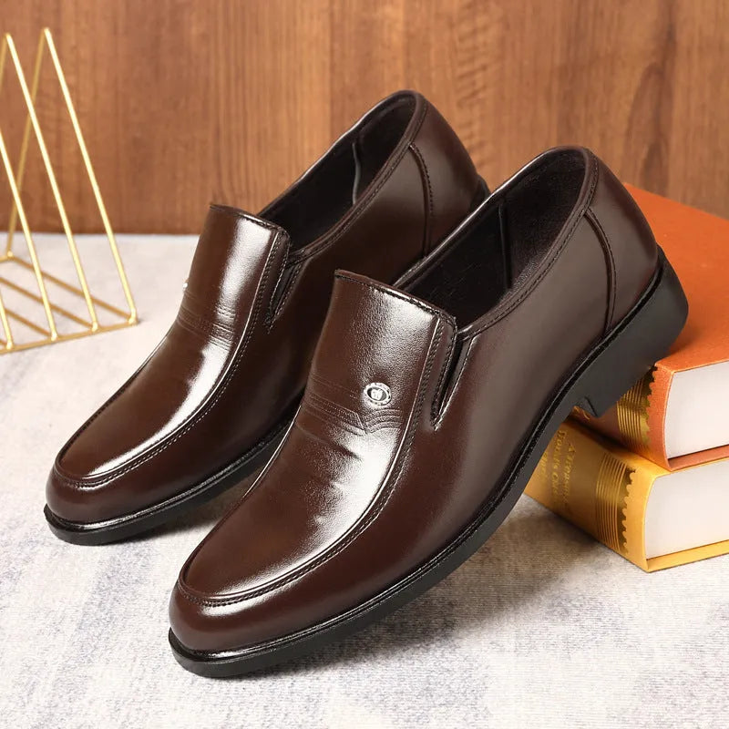 Men's black plus size casual leather shoes with sewing thread detail and rubber sole