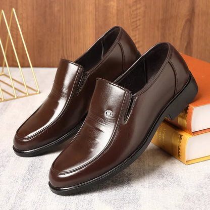 Men's black plus size casual leather shoes with sewing thread detail and rubber sole