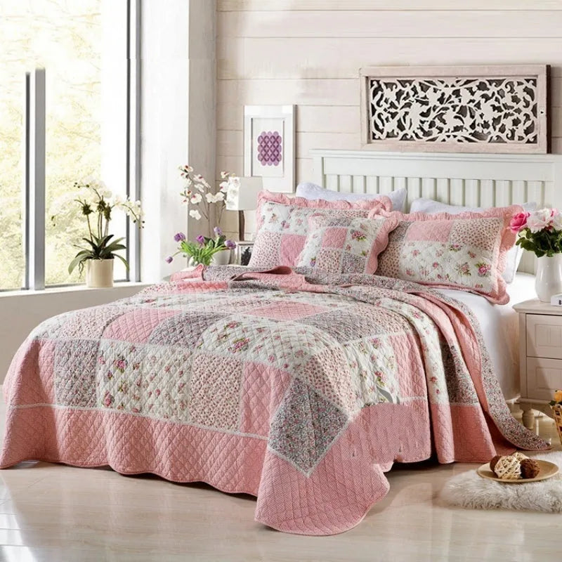 Pure cotton quilted three-piece bedding set showing 230 × 250cm bedspread and 50 × 70cm pillowcases with 68*64 fabric density