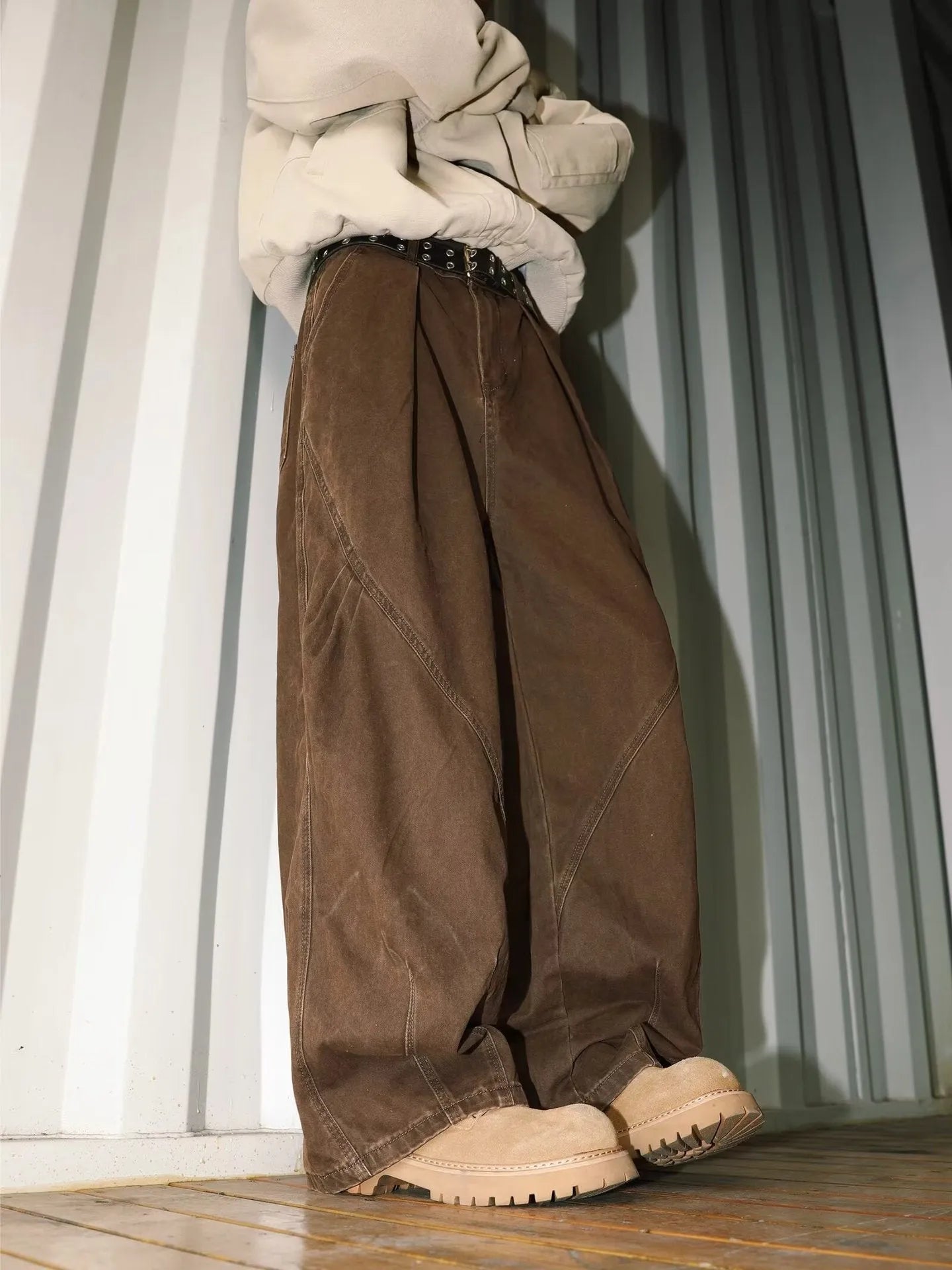 Men's pleated straight leg trousers with elastic waist in striped pattern