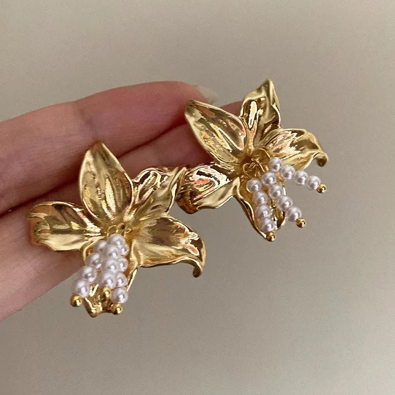 Gold H1795 metal flower earrings with pearl details, exaggerated niche style design