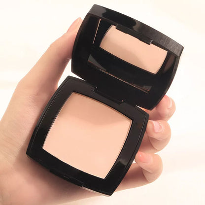 Compact oil-control finishing powder for oily skin in ivory white and natural color