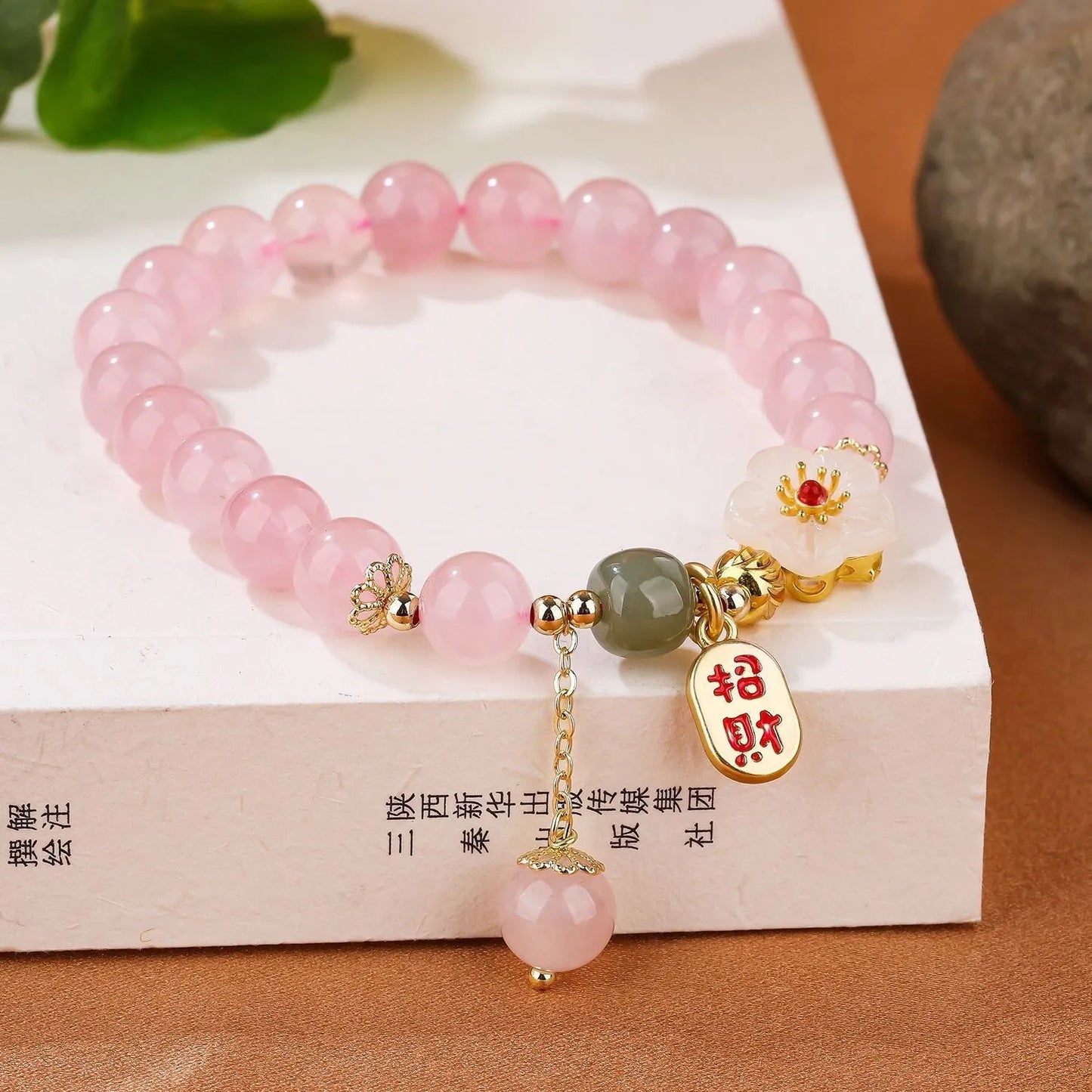 Handmade aquamarine crystal bracelet for women with mixed materials and adjustable design