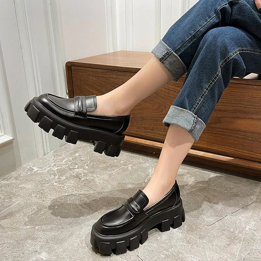 British wide fit loafers in patent leather with rubber sole, available in matte or glossy options, sizes 32-43.