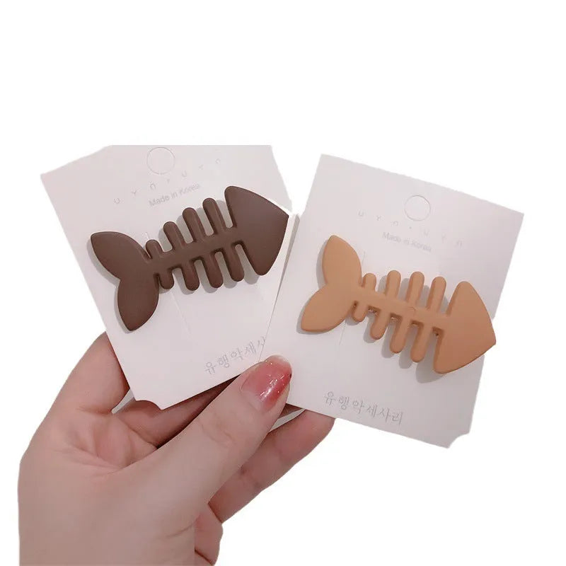 Minimalist fishbone pattern hair barrette in a candy colour with duckbill clip design.