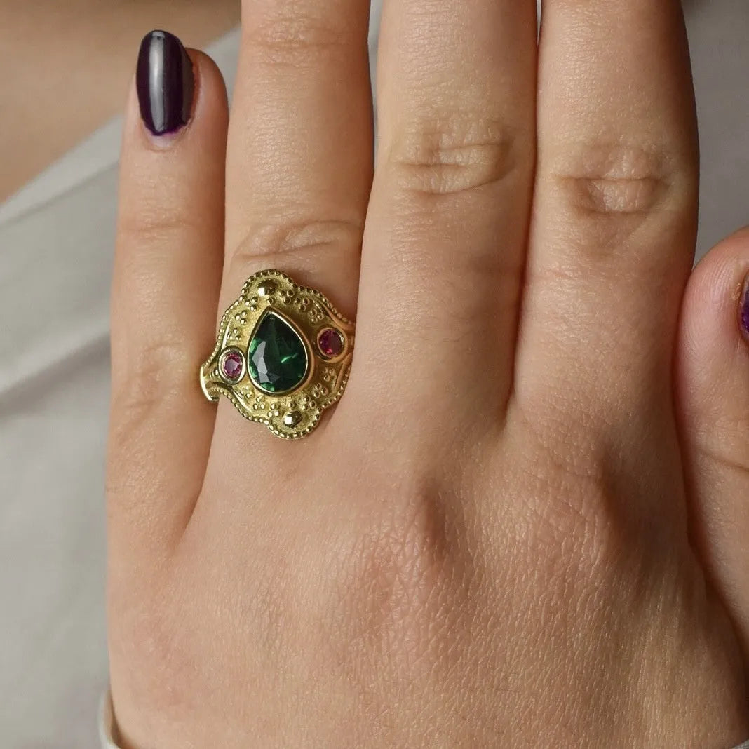 Gold-plated women's ring with geometric design and lvzuan stones on alloy band
