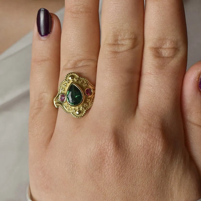 Gold-plated women's ring with geometric design and lvzuan stones on alloy band