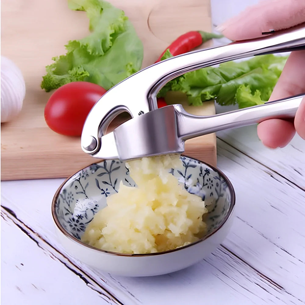 Manual garlic press with 17cm zinc alloy construction and long groove design for efficient garlic crushing