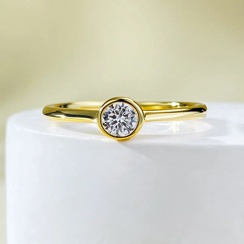 Minimalist crown-shaped silver ring with linear design in gold or platinum plating