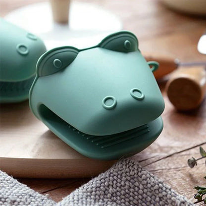 Silicone oven mitts with animal design for heat insulation and anti-slip safety