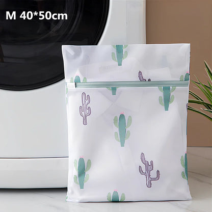 Mesh laundry protection bag with reinforced seams in various sizes from 16cm to 60cm for delicate garment washing