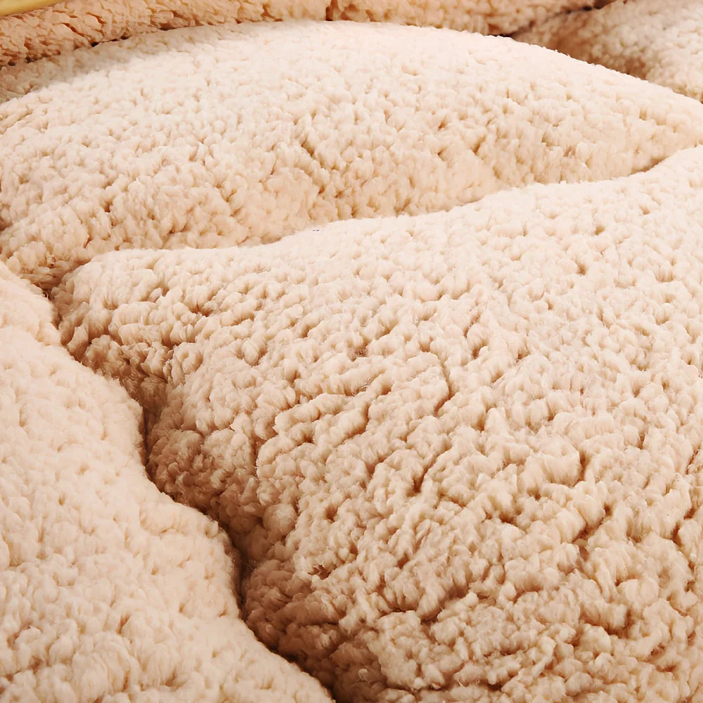 Goose down quilt in white, 200x230cm size with 3.5kg weight and polyester fibre cover for insulation