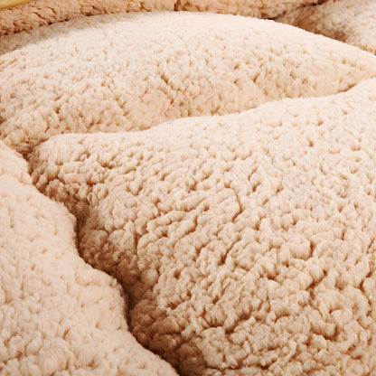 Goose down quilt in white, 200x230cm size with 3.5kg weight and polyester fibre cover for insulation