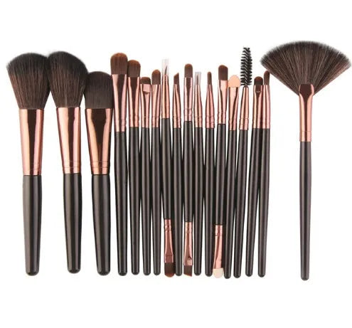 MAANGE 18-piece make-up brush set with fan-shaped tools for contouring and blending on a table