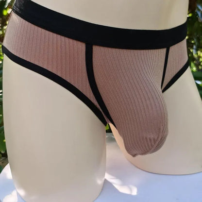 Men's solid colour low-waist briefs with a U-shaped design in breathable viscose fabric.