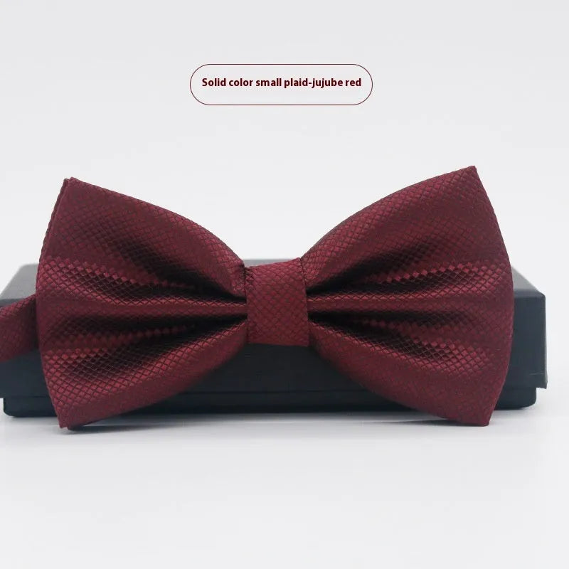 Flat-head self-tie bow tie in a wine red colour, showing its 12cm width and 6cm height dimensions.