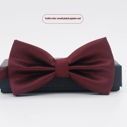 Flat-head self-tie bow tie in a wine red colour, showing its 12cm width and 6cm height dimensions.