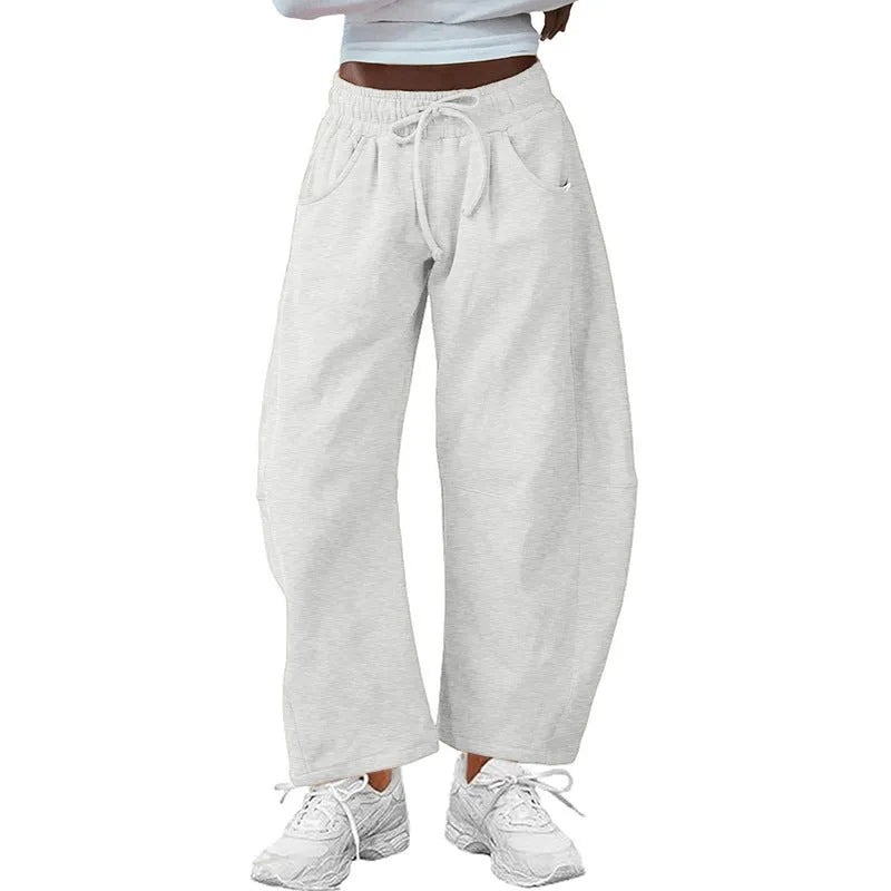 Loose fit cropped sweatpants in army green with an elastic drawstring waistband and side pockets.