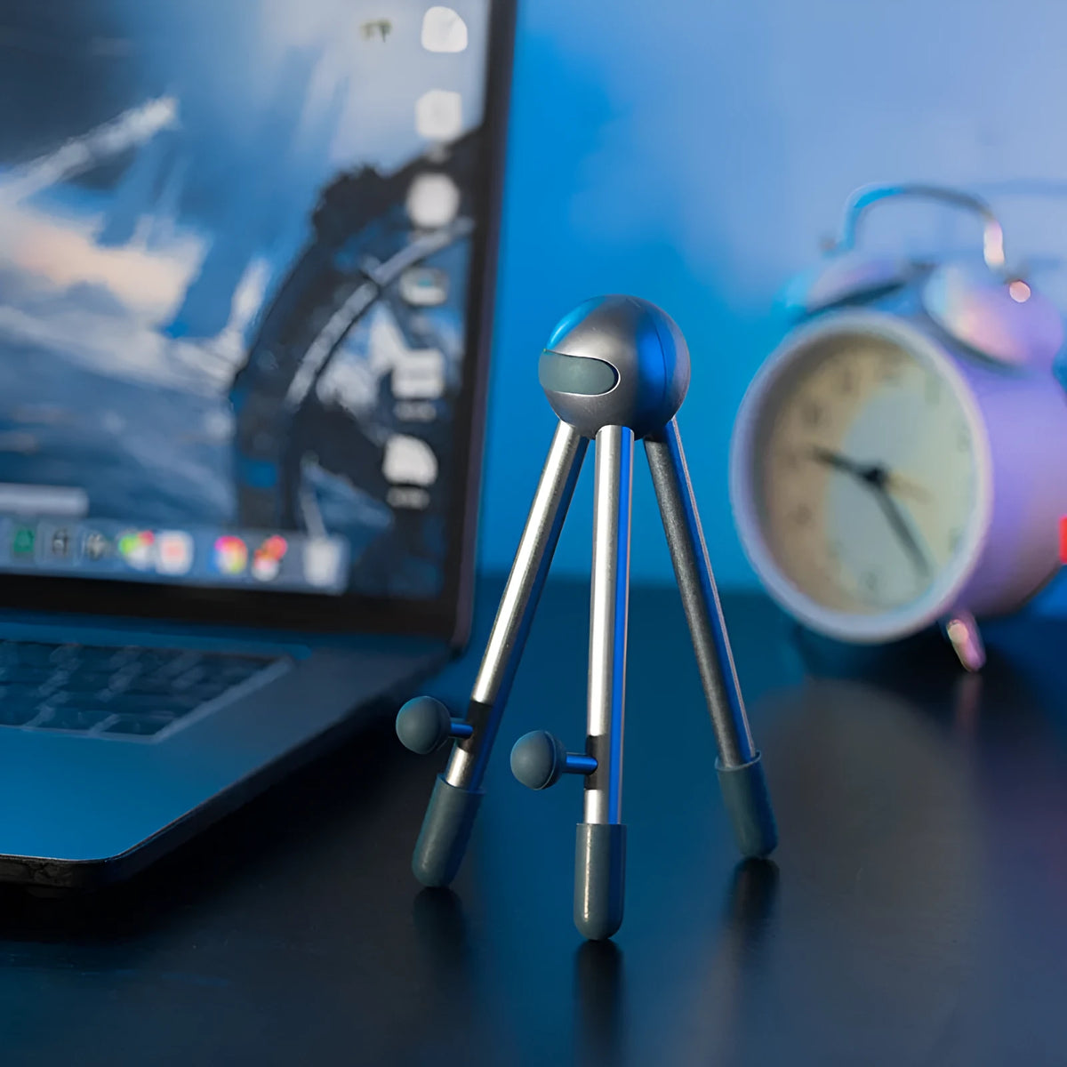 Aluminium alloy desktop phone and tablet stand with 120-degree adjustable angle, alien shape, green and pink options.