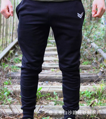 Running training pants in black, light gray, or dark gray with 95% cotton fabric and cord closure