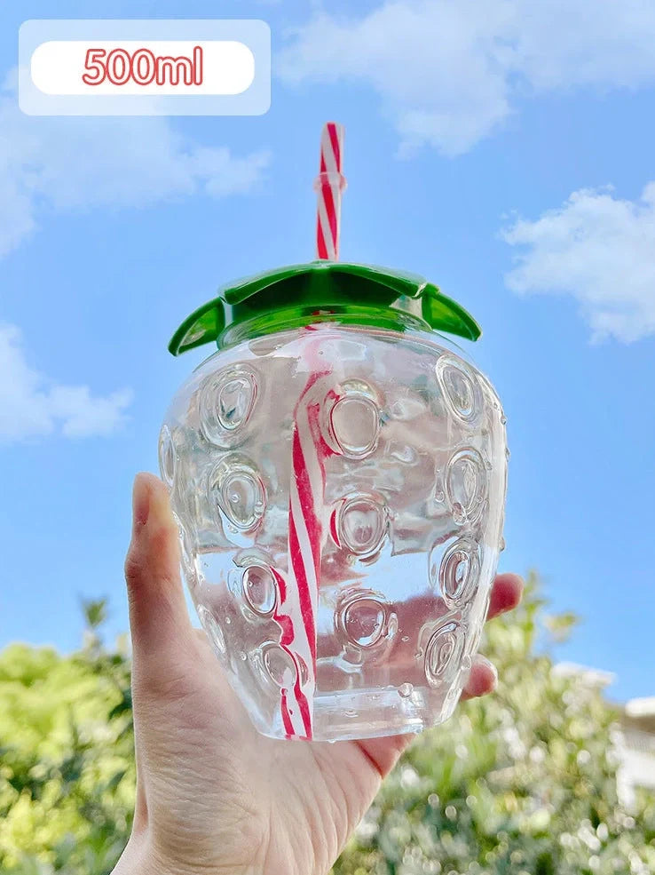 Cute 500ml kawaii strawberry water bottle with integrated straw, BPA-free PP plastic, 12cm tall, red fruit design for cold drinks