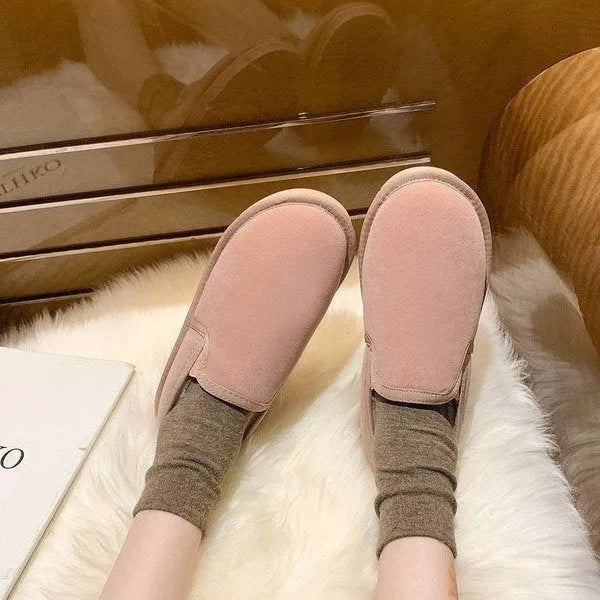 Fleece-lined flat snow boots with round toe design available in five colours with artificial wool lining