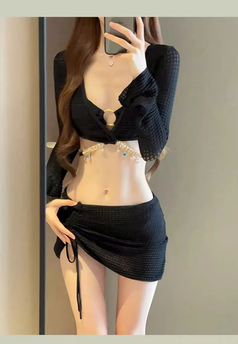 Women's long sleeve black and white bikini swimsuit with split design for hot spring swimming