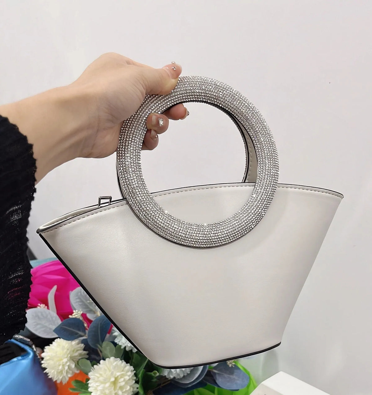 PU bucket bag with diamond round handle, single shoulder strap, three-dimensional pocket, and internal file bag in classic black