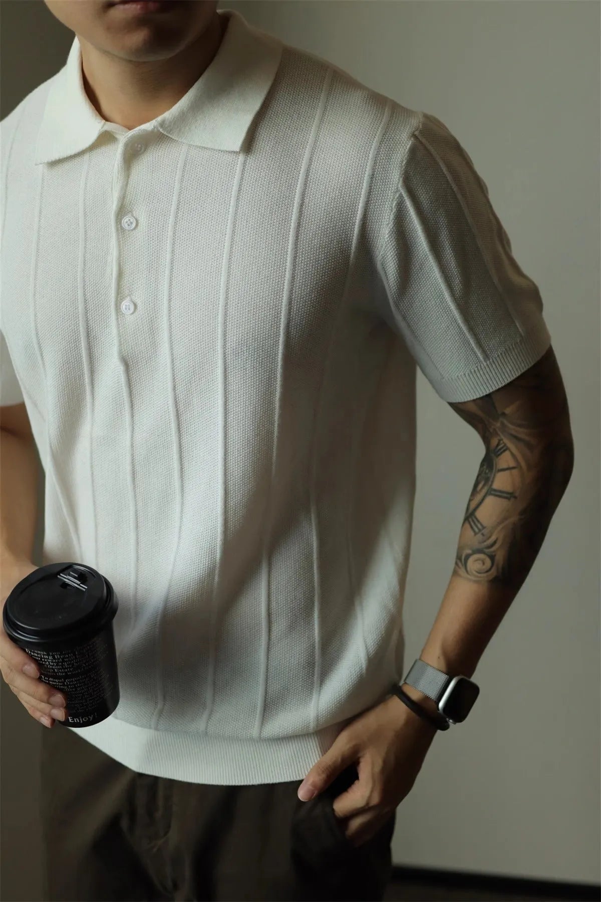 Men's loose fit solid colour T-shirt in black or white, casual polyester top