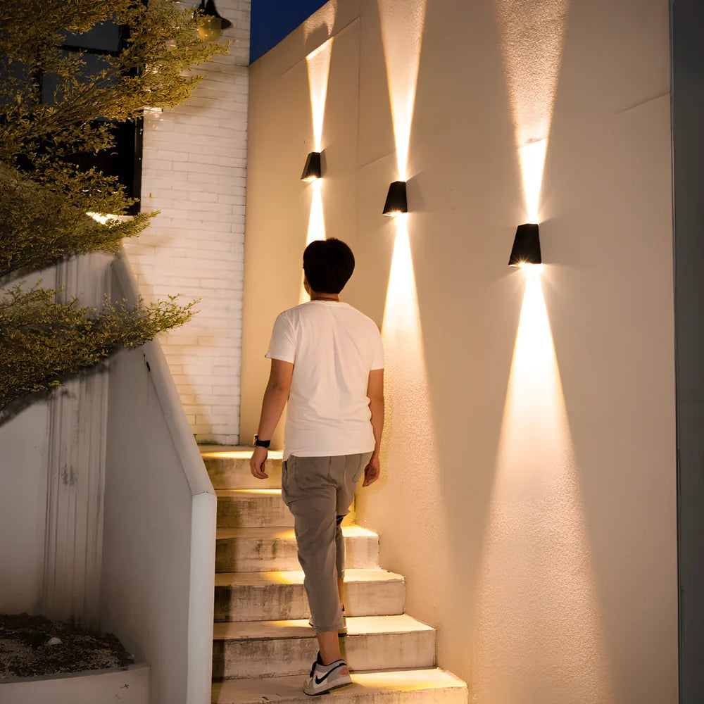 Solar outdoor corridor waterproof wall lamp in ABS with 2000mAh battery and IP66 rating for 6-12 hour LED lighting