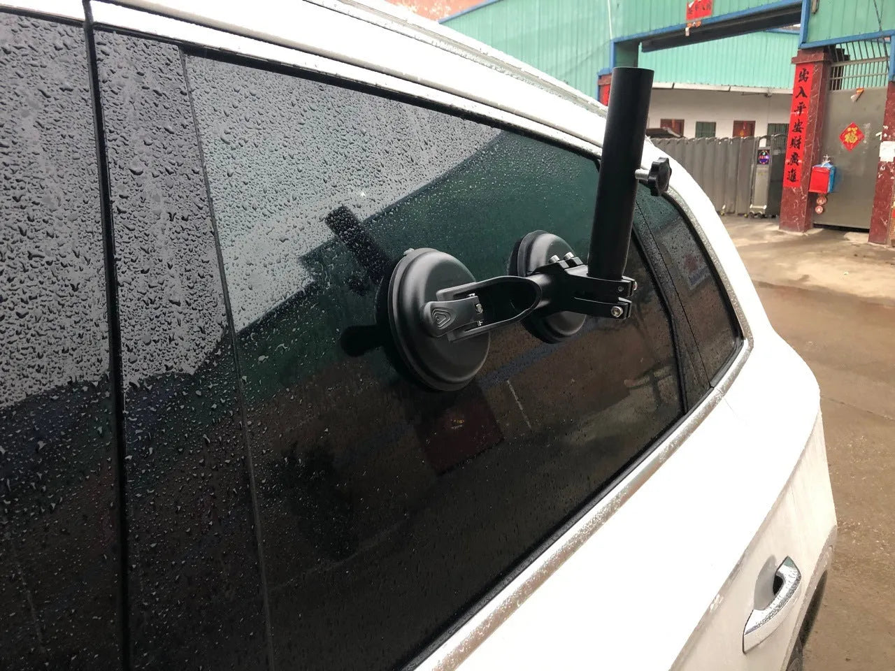 Black off-road car sucker base with round rubber suction cup for vehicle window mounting