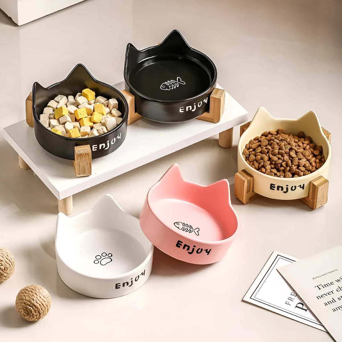 Porcelain cat bowl with anti-tumble wooden frame in pink with a cat paw design