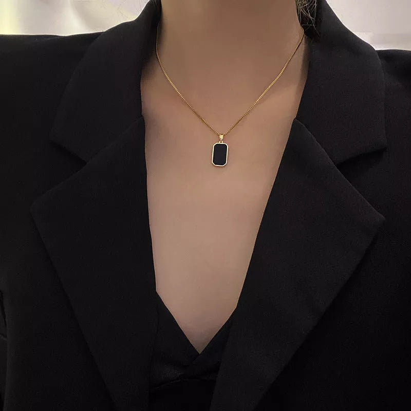 Rectangular pendant necklace in 18K gold with titanium steel chain