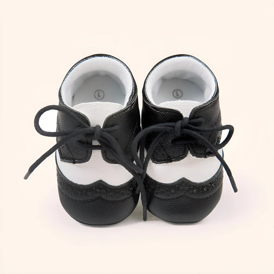 Vintage style soft-soled baby shoes in synthetic leather available in four colours with three size options