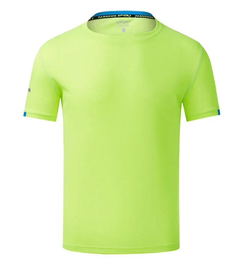 Man wearing a solid colour ice silk quick-drying short sleeve sports shirt