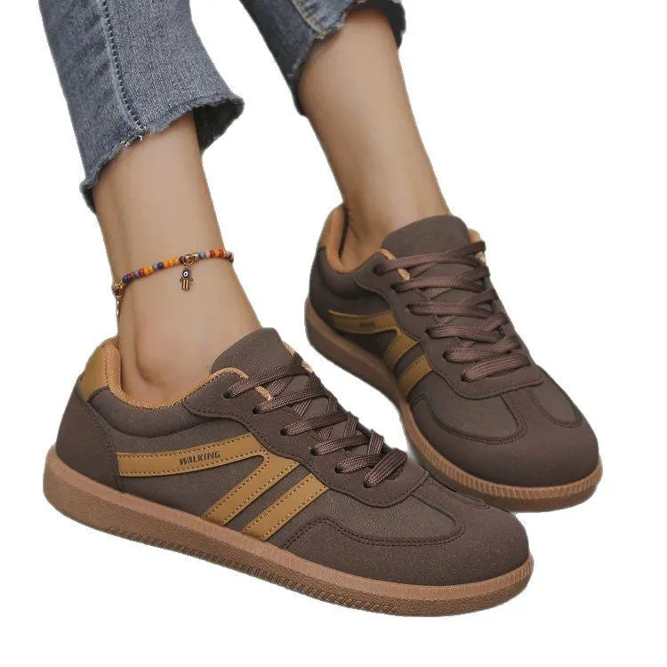 Women's low-top casual sneakers in a round toe design with a lace-up front, shown in a selected colour.