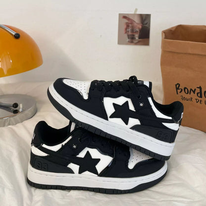 Men's retro low-top sneakers with anti-slip rubber sole and synthetic PU upper