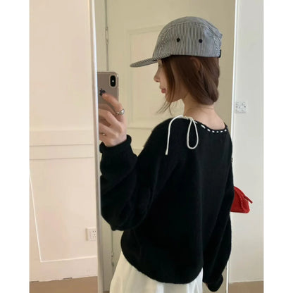 Women's loose-fitting grey pullover knitwear with relaxed silhouette, showing front view