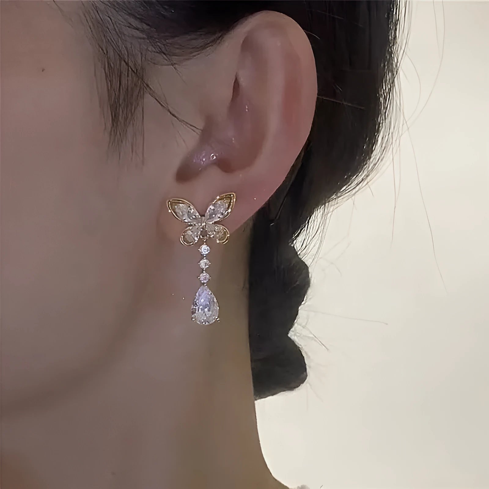 Bow stud earrings with platinum electroplated finish on zinc alloy