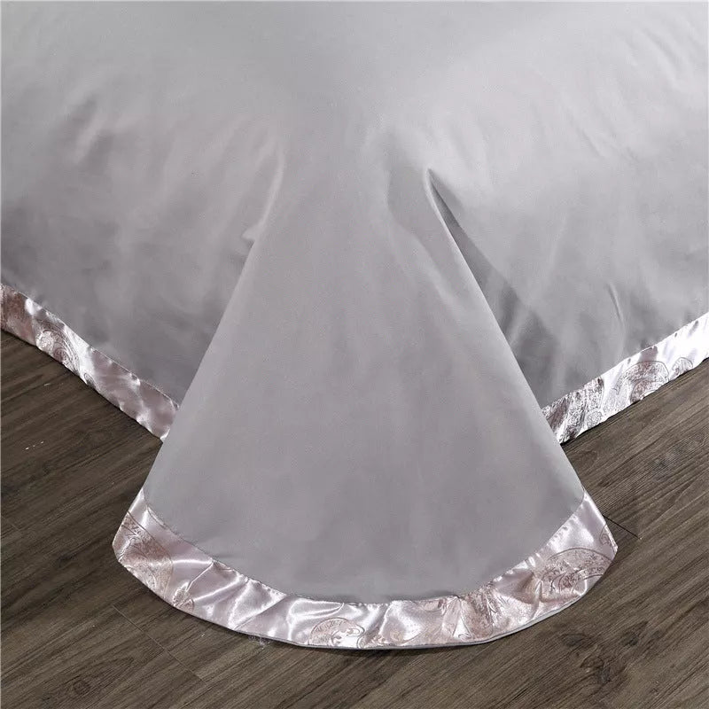 Four-piece jacquard bedding set in polyester fiber with vibrant colors