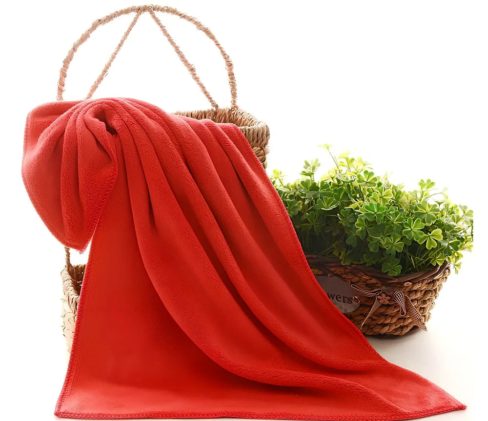 Microfiber pet towel in blue colour showing 40x60cm size with water absorption demonstration