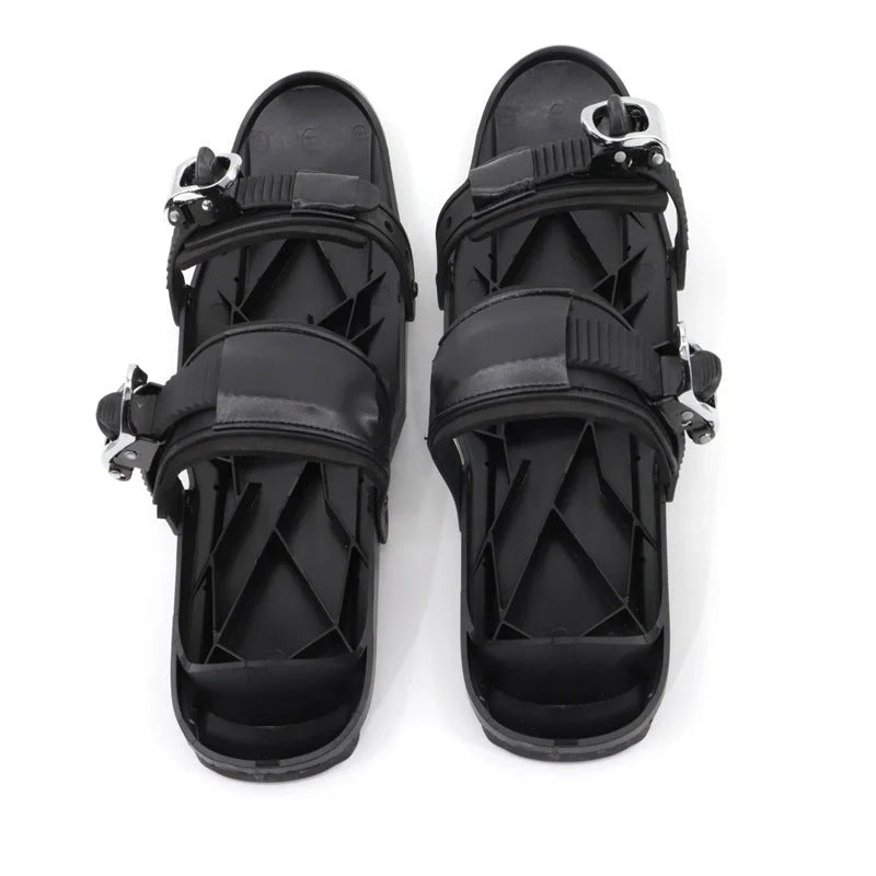 Mini short ski skates for snowboarding in black, featuring adjustable fixers and a 10 cm turning radius.