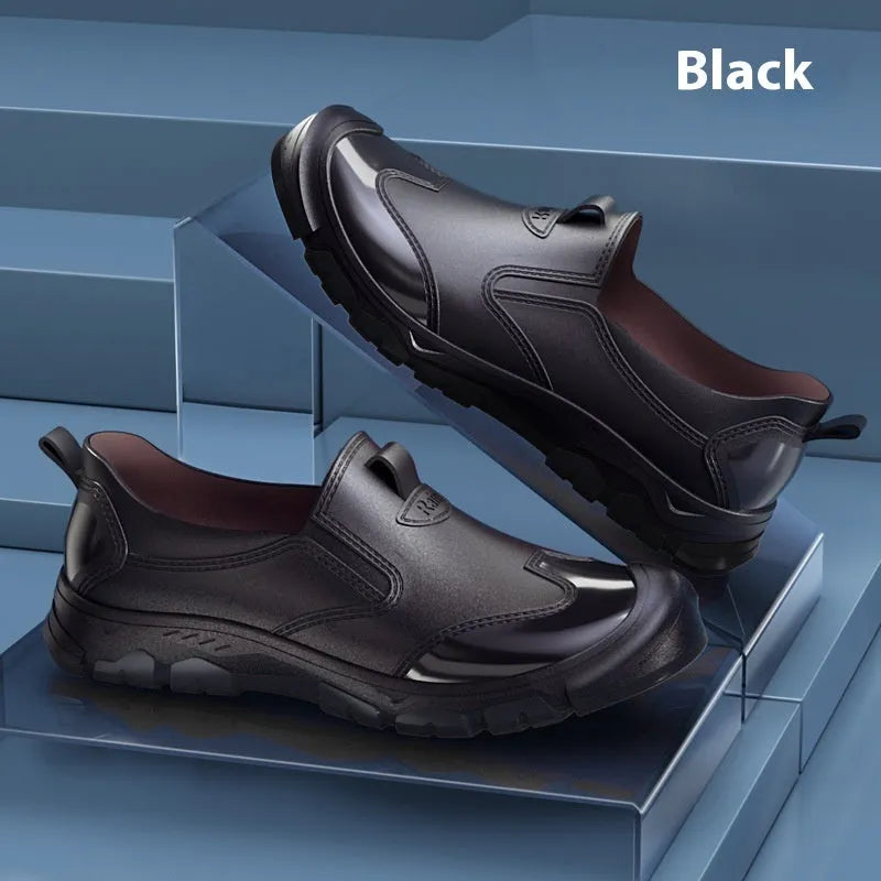 Low-cut solid colour PVC rain boot with round toe and plastic sole.