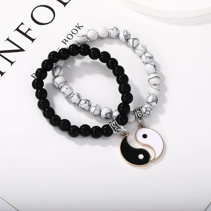 Geometric eight-diagram alloy bracelet with electroplated finish for unisex fashion wear