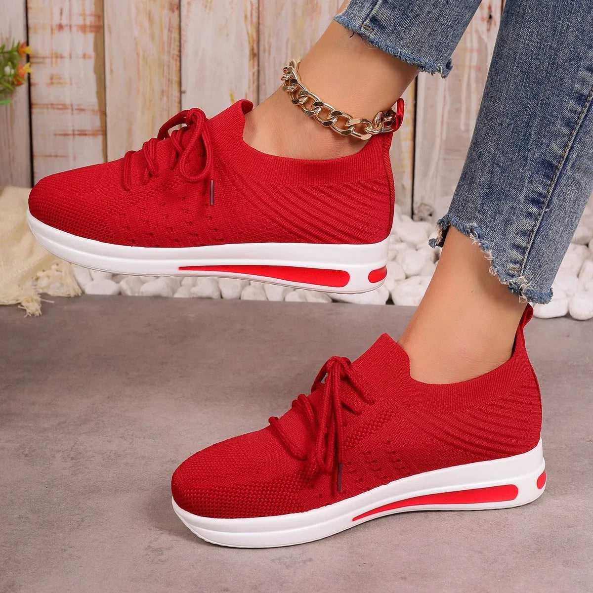 Women's casual fly-knit sneakers in round-toe design with lace-up closure