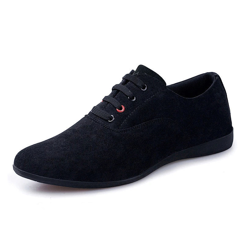 Breathable solid color men's casual shoes with a sleek and minimalist design for versatile wear.