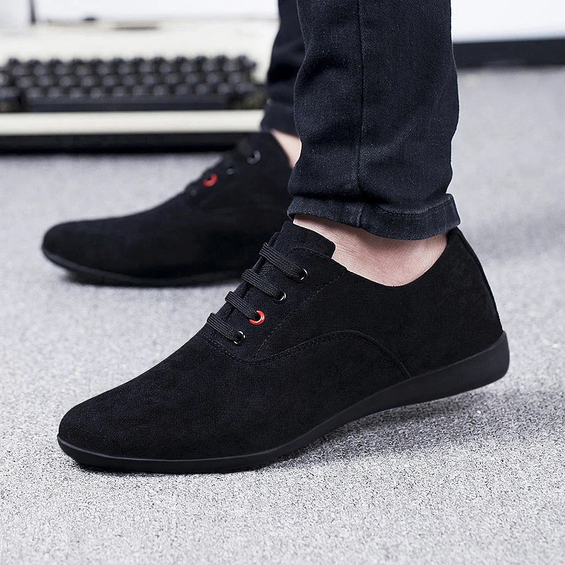 Breathable solid color men's casual shoes with a sleek and minimalist design for versatile wear.
