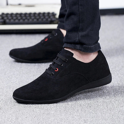 Breathable solid color men's casual shoes with a sleek and minimalist design for versatile wear.