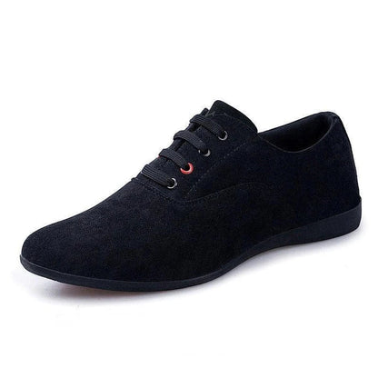 Breathable solid color men's casual shoes with a sleek and minimalist design for versatile wear.