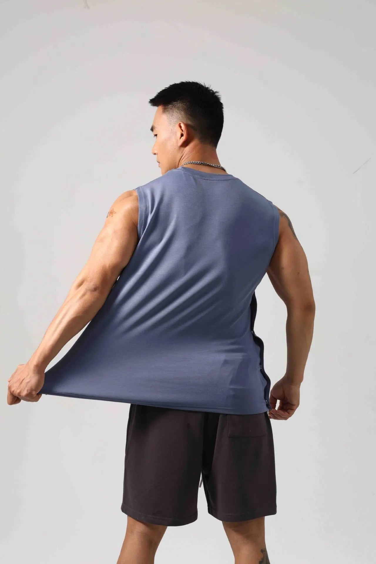 Men's loose black cotton fitness vest with hidden side hooks in Korean style.